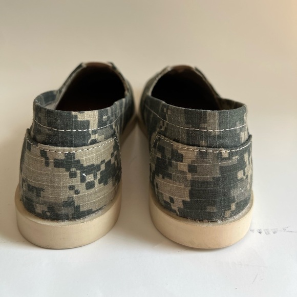 Lamo Women’s camo colored slip on canvas shoes NWOB size 7 - Picture 4 of 11